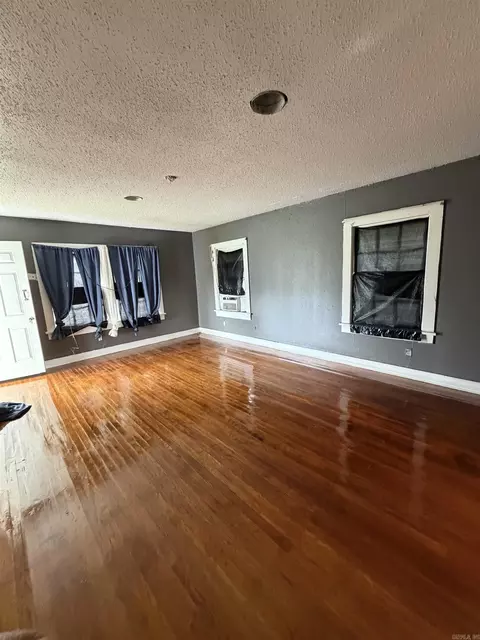 Living - 2405 S Cypress, Pine Bluff, AR 71603 photo 2 of 3