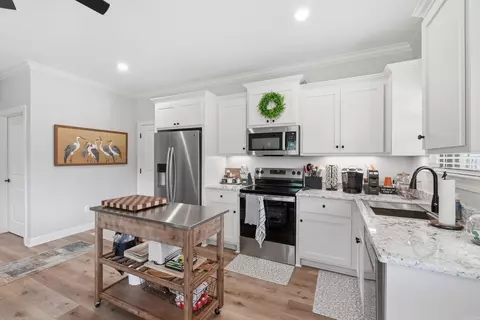Kitchen - 5603 Shore Dr, Hensley, AR 72065 photo 7 of 8