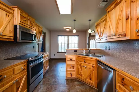Kitchen - 4951 Dixie Ln, Benton, AR 72019 photo 4 of 6