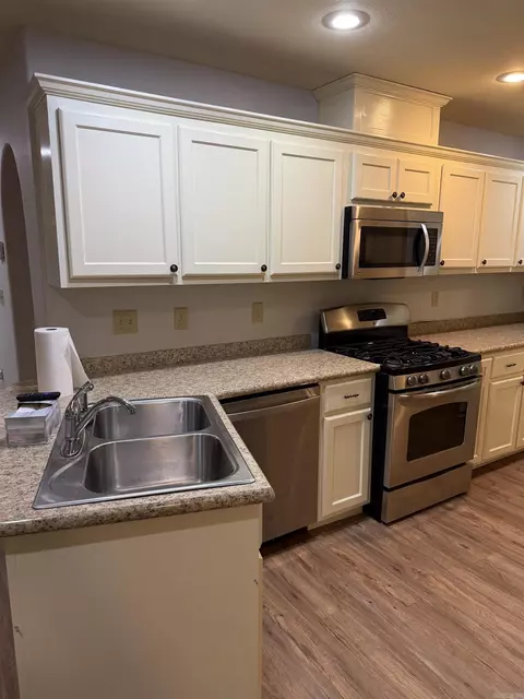Kitchen - 252 J Lynne Dr, Mountain View, AR 72560 photo 2 of 7