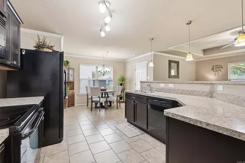 Kitchen - 2700 Brighton Pl, Benton, AR 72015 photo 3 of 8