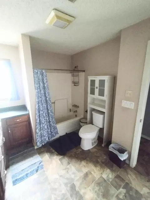 Bath - 1027 Jefferson St, Malvern, AR 72104 photo 2 of 3