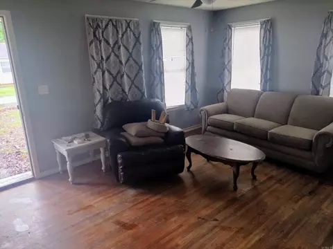 Living - 1027 Jefferson St, Malvern, AR 72104 photo 1 of 1