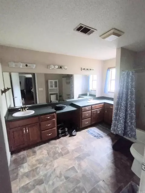 Bath - 1027 Jefferson St, Malvern, AR 72104 photo 3 of 3