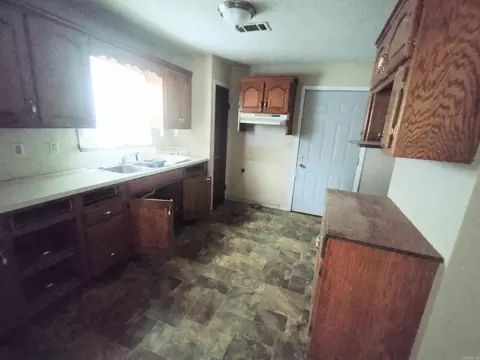 Kitchen - 1027 Jefferson St, Malvern, AR 72104 photo 3 of 3