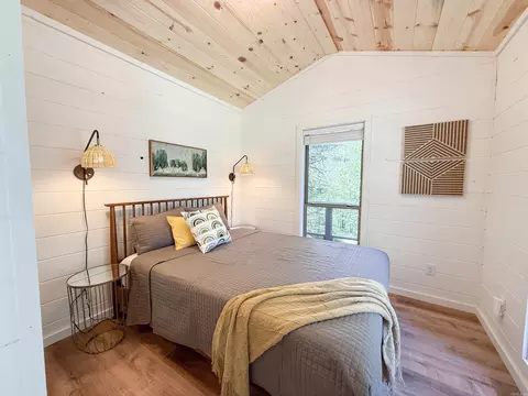 Bedroom - 232 Double Bridge Loop, Mountain View, AR 72560 photo 2 of 3