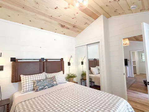 Bedroom - 232 Double Bridge Loop, Mountain View, AR 72560 photo 3 of 3