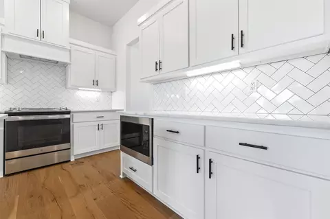 Kitchen - 10634 Gunter Loop, Benton, AR 72019 photo 2 of 4