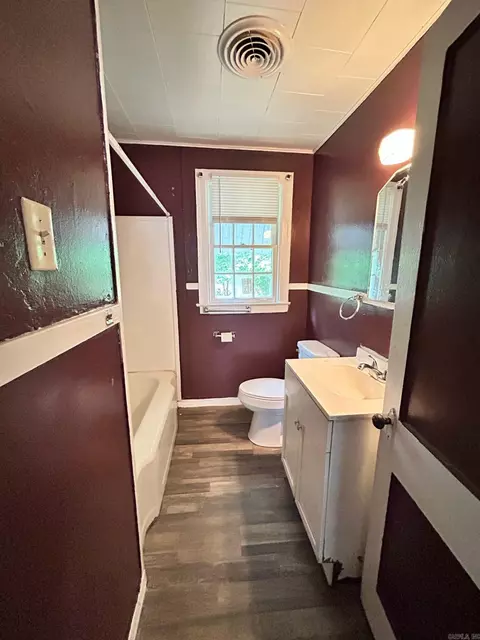 Bath - 1807 W 27th Ave, Pine Bluff, AR 71603 photo 1 of 2