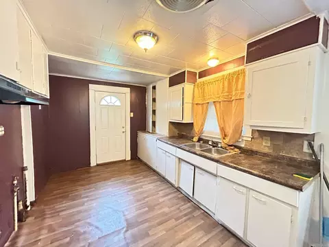 Kitchen - 1807 W 27th Ave, Pine Bluff, AR 71603 photo 2 of 2