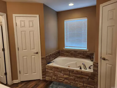 Bath - 116 Prairie Dr, Beebe, AR 72012 photo 2 of 4