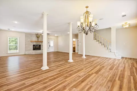 Living - 4223 Peeler Bend Rd, Benton, AR 72019 photo 7 of 8