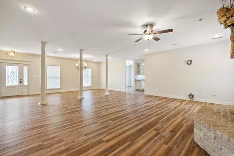 Living - 4223 Peeler Bend Rd, Benton, AR 72019 photo 5 of 8