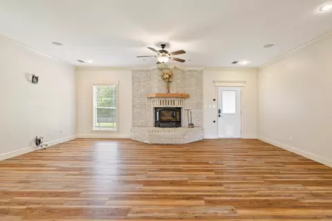 Living - 4223 Peeler Bend Rd, Benton, AR 72019 photo 4 of 8