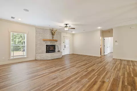 Living - 4223 Peeler Bend Rd, Benton, AR 72019 photo 2 of 8