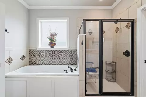 Bath - 3221 Robbins Dr, Bryant, AR 72022 photo 2 of 3