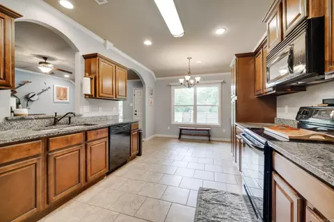 Kitchen - 115 Earnhardt Cir, Cabot, AR 72023 photo 2 of 2