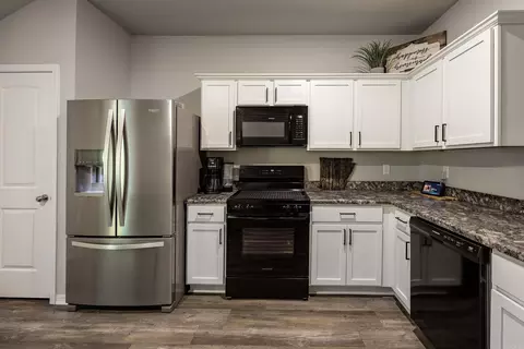 Kitchen - 5049 Windflower Cv, Alexander, AR 72002 photo 3 of 4
