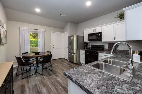 Kitchen - 5049 Windflower Cv, Alexander, AR 72002 photo 2 of 4