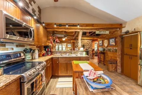 Kitchen - 75 County Road 7280, Caulfield, MO 65626 photo 2 of 3