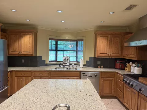 Kitchen - 9421 Jimbert Dr, Pine Bluff, AR 71603 photo 4 of 6
