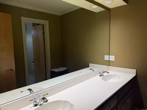 Bath - 9421 Jimbert Dr, Pine Bluff, AR 71603 photo 5 of 6