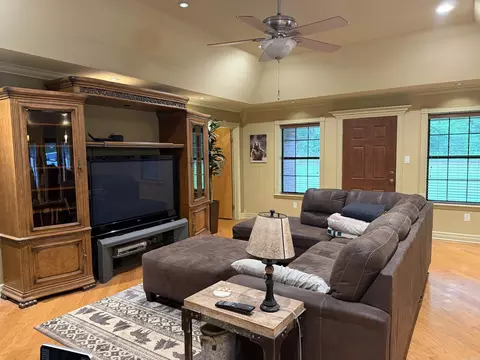 Living - 9421 Jimbert Dr, Pine Bluff, AR 71603 photo 2 of 2