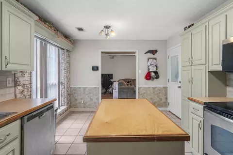Kitchen - 20 Violet Cv, Cabot, AR 72023 photo 3 of 4