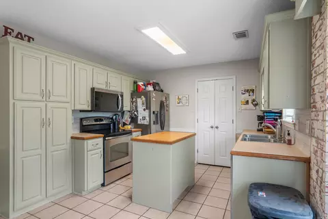 Kitchen - 20 Violet Cv, Cabot, AR 72023 photo 2 of 4
