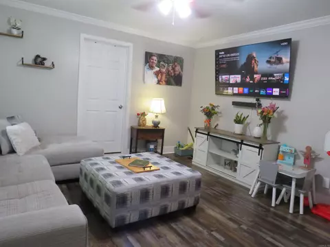 Living - 403 W Walnut St, Benton, AR 72015 photo 2 of 2