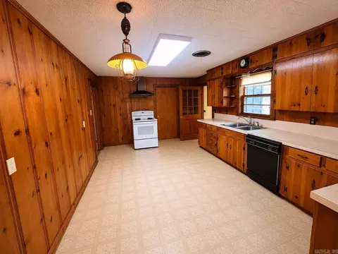 Kitchen - 525 Central Landing Blvd, Conway, AR 72032 photo 3 of 4