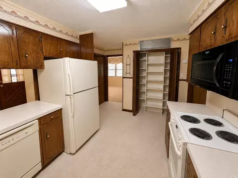 Kitchen - 525 Central Landing Blvd, Conway, AR 72032 photo 2 of 4