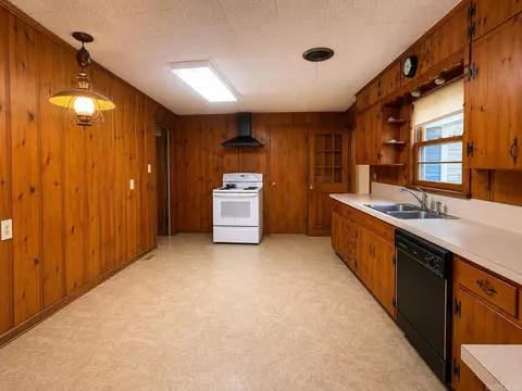 Kitchen - 525 Central Landing Blvd, Conway, AR 72032 photo 4 of 4