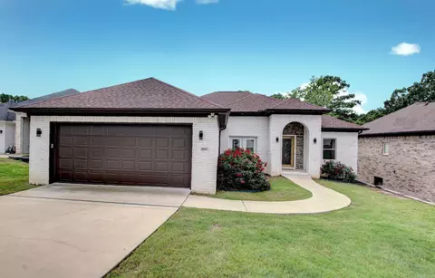 8001 Kanis Pines Dr, Little Rock, AR 72204