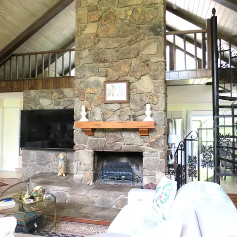 Living - 4025 Chapel Ln, Pine Bluff, AR 71603 photo 2 of 4