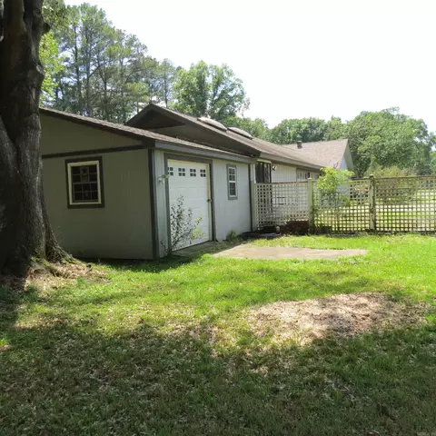 Exterior - 4025 Chapel Ln, Pine Bluff, AR 71603 photo 8 of 12