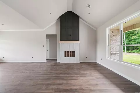 Living - 916 Bratton Rd, Lonoke, AR 72086 photo 4 of 7
