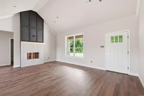 Living - 916 Bratton Rd, Lonoke, AR 72086 photo 2 of 7