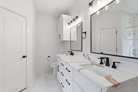 Bath - 9 Moonlight Dr, Morrilton, AR 72110 photo 3 of 4