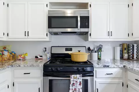 Kitchen - 14 White Oak Cir, Searcy, AR 72143 photo 2 of 3