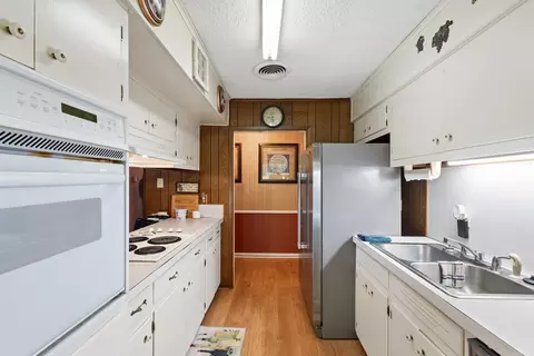 Kitchen - 14 Hunters Cv, Pine Bluff, AR 71603 photo 3 of 5
