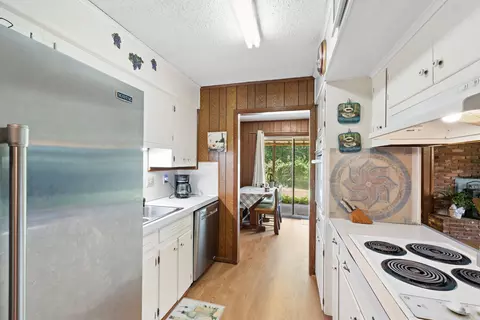Kitchen - 14 Hunters Cv, Pine Bluff, AR 71603 photo 4 of 5