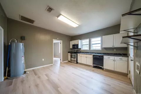 Entry Way - 807 Walnut St, Conway, AR 72032 photo 1 of 1
