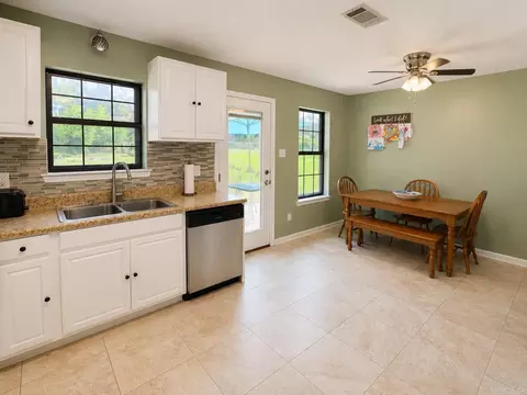 Kitchen - 14 Rolling Creek Cir, Conway, AR 72032 photo 2 of 3
