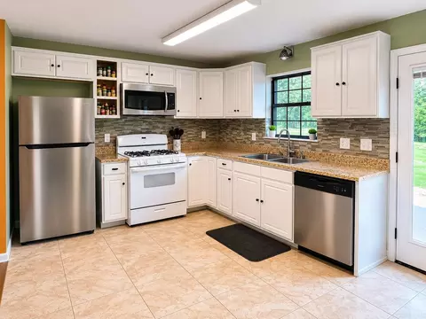 Kitchen - 14 Rolling Creek Cir, Conway, AR 72032 photo 1 of 3