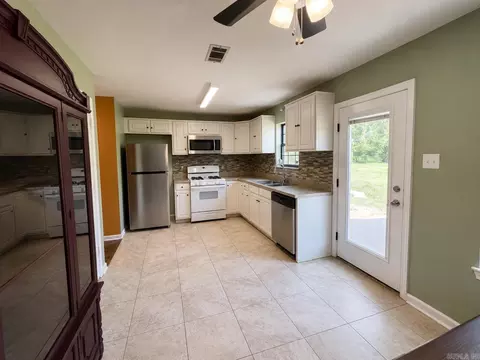 Kitchen - 14 Rolling Creek Cir, Conway, AR 72032 photo 3 of 3