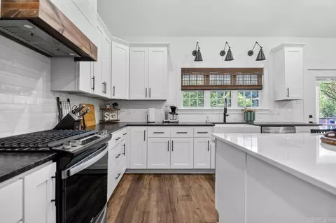 Kitchen - 616 Hiram Dr, Bauxite, AR 72011 photo 3 of 4