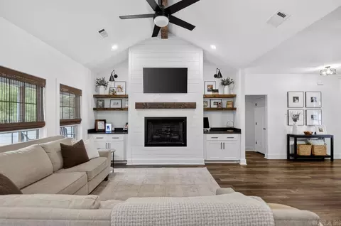 Living - 616 Hiram Dr, Bauxite, AR 72011 photo 1 of 2