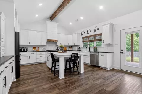 Kitchen - 616 Hiram Dr, Bauxite, AR 72011 photo 4 of 4