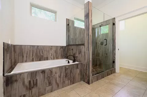 Bath - 608 Cottage Ln, Benton, AR 72019 photo 2 of 3